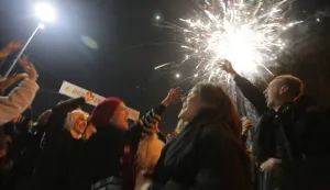 Novi Pazar, 25.10.2026. - Tisuće ljudi okupljaju se u nedjelju navečer na ulicama Beograda i drugih gradova Srbije proslavljajući pobjedu Studentske liste - studenti pobjeđuju na prijevremenim parlamentarnim izborima nakon &scaron;to je donedavni predsjednik Srbije Aleksandar Vučić priznao poraz svoje Srpske napredne stranke (SNS) koja je na vlasti bila od 2012. godine. Na fotografiji građani Novog Pazara proslavljaju pobjedu Studentske liste - studenti pobjeđuju. foto HINA/ BETAPHOTO/IRFAN LICINA/ ml