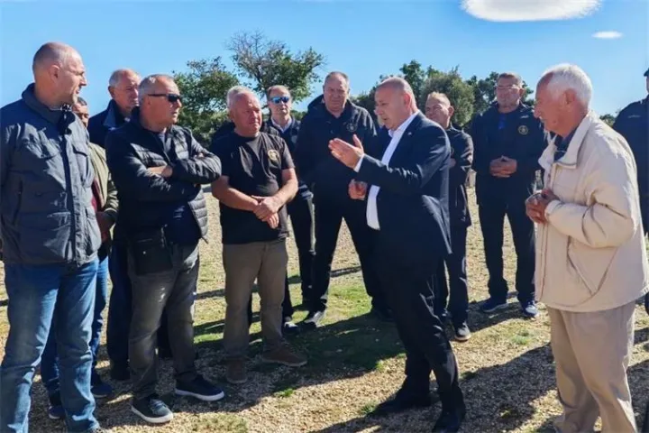 U organizaciji Ministarstva hrvatskih branitelja u tijeku je ekshumacija posmrtnih ostataka žrtava iz Drugog svjetskog rata i poslijeratnog razdoblja iz jame Kamenjarka u Rada&scaron;inovcima kod Benkovca, a danas je tu lokaciju posjetio potpredsjednik Vlade i ministar hrvatskih branitelja Tomo Medved.