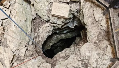 U organizaciji Ministarstva hrvatskih branitelja u tijeku je ekshumacija posmrtnih ostataka žrtava iz Drugog svjetskog rata i poslijeratnog razdoblja iz jame Kamenjarka u Rada&scaron;inovcima kod Benkovca, a danas je tu lokaciju posjetio potpredsjednik Vlade i ministar hrvatskih branitelja Tomo Medved.