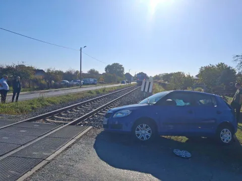 Vlak naletio na auto u Dardi