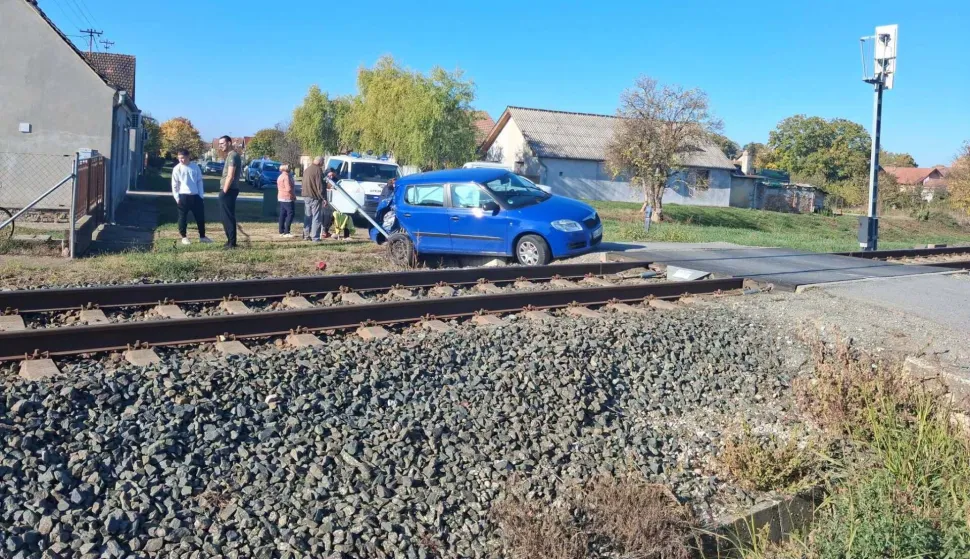 Vlak naletio na auto u Dardi