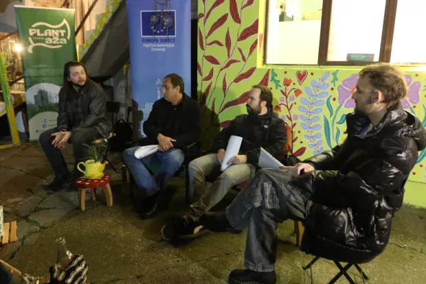 Osijek, 27. 10. 2026, Vukovarska 3. U sklopu projekta Kultura na asfaltu, gostovali su osječka pjesnička ekipa, Na krajičku jezika koju ćine Bruno Koić, Mislav Brato&scaron; i Slavko Babića.snimio GOJKO MITIĆ