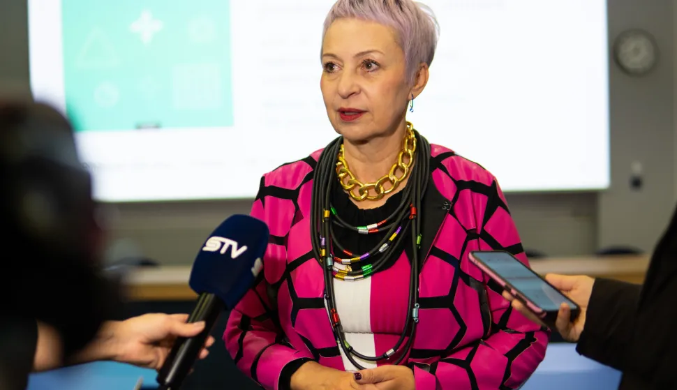 Osijek, 28. 10. 2026., Promocija knjige Ars Akademium Jasne Hrovat, EFOSJasna Horvat; promocija knjige; knjiga; pisanje; znanost; EFOS