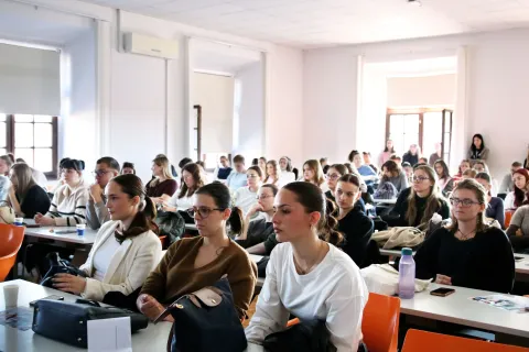Na Akademiji za umjetnost i kulturu u Osijeku (AUKOS) u srijedu je održana početna konferencija projekta "StartART &ndash; Umjetnost zapo&scaron;ljivosti kroz AUKOS stručnu praksu". listopad 2026.Osijek