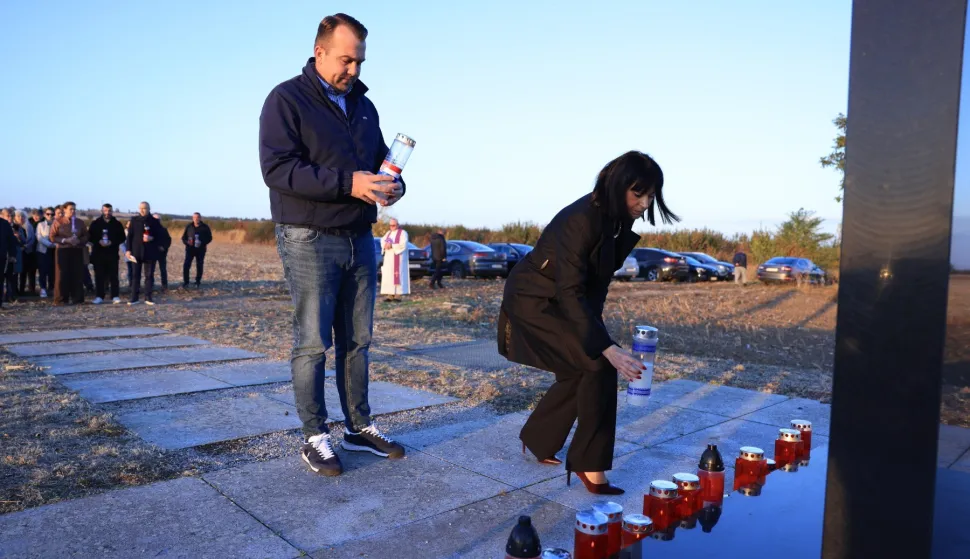 U predjelu Glogovac, na području Općine Erdut, nasuprot željezničkoj postaji Dalj, nalazi se mjesto jedne od najpotresnijih masovnih grobnica iz Domovinskog rata. Na toj je lokaciji danas, 28. listopada, obilježena obljetnica ekshumacije posmrtnih ostataka 23 žrtve velikosrpske agresije, koja je provedena 1998. godine, odmah nakon zavr&scaron;etka procesa mirne reintegracije hrvatskog Podunavlja.2026.