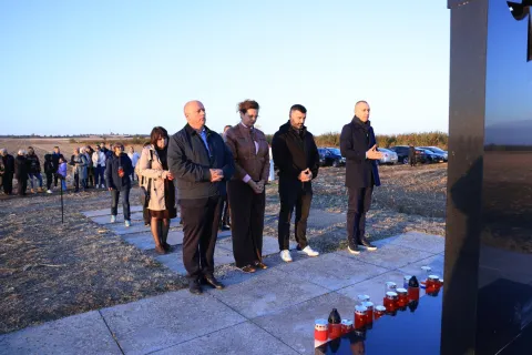 U predjelu Glogovac, na području Općine Erdut, nasuprot željezničkoj postaji Dalj, nalazi se mjesto jedne od najpotresnijih masovnih grobnica iz Domovinskog rata. Na toj je lokaciji danas, 28. listopada, obilježena obljetnica ekshumacije posmrtnih ostataka 23 žrtve velikosrpske agresije, koja je provedena 1998. godine, odmah nakon zavr&scaron;etka procesa mirne reintegracije hrvatskog Podunavlja.2026.