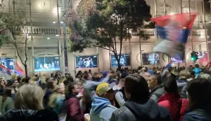 Beograd, 25.10.2026. - Tisuće ljudi okupljaju se u nedjelju navečer na ulicama Beograda i drugih gradova Srbije proslavljajući pobjedu Studentske liste - studenti pobjeđuju na prijevremenim parlamentarnim izborima nakon &scaron;to je donedavni predsjednik Srbije Aleksandar Vučić priznao poraz svoje Srpske napredne stranke (SNS) koja je na vlasti bila od 2012. godine. Na fotografiji slavlje na ulicama Beograda, građani ispred Predsjedni&scaron;tva. foto HINA/ Velimir ILIĆ/ ml