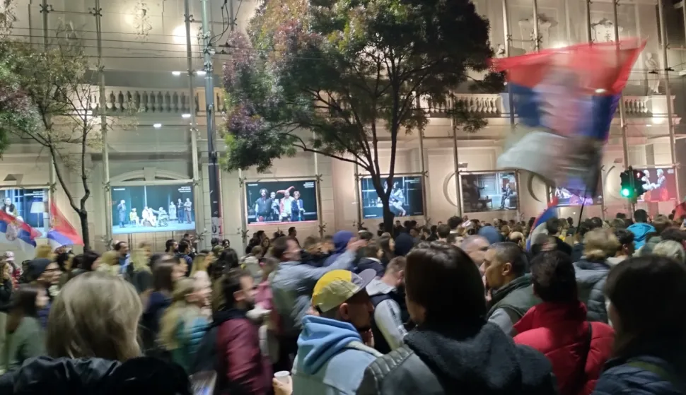 Beograd, 25.10.2026. - Tisuće ljudi okupljaju se u nedjelju navečer na ulicama Beograda i drugih gradova Srbije proslavljajući pobjedu Studentske liste - studenti pobjeđuju na prijevremenim parlamentarnim izborima nakon &scaron;to je donedavni predsjednik Srbije Aleksandar Vučić priznao poraz svoje Srpske napredne stranke (SNS) koja je na vlasti bila od 2012. godine. Na fotografiji slavlje na ulicama Beograda, građani ispred Predsjedni&scaron;tva. foto HINA/ Velimir ILIĆ/ ml