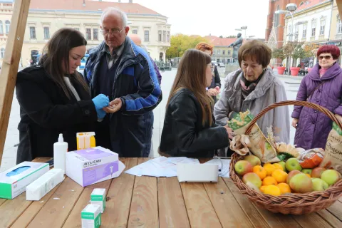 Osijek, 29. 10. 2026, Trg Ante Starčevića, mjerenje tlaka, &scaron;ečera i savjetovanje uz Dan moždanog udara.snimio GOJKO MITIĆ