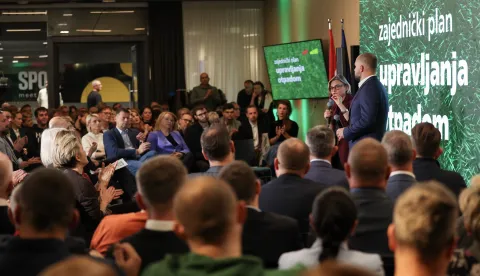 Zagreb, 28.10.2026 - Predstavljanje programa gospodarenja otpadom SDP-a i Možemo! pod nazivom "Otpad u Hrvatskoj: &scaron;to ne valja i kako ćemo to popraviti?". Program su predstavili predsjednik SDP-a Sini&scaron;a Hajda&scaron; Dončić, koordinatorica stranke Možemo! Sandra Benčić, član saborskog Odbora za za&scaron;titu okoli&scaron;a i prirode Mihael Zmajlović te predsjednica saborskog Odbora za za&scaron;titu okoli&scaron;a i prirode Du&scaron;ica Radojčić. Na slici Sini&scaron;a Hajda&scaron; Dončić, Sandra Benčić.foto HINA/ Damir SENČAR/ ds
