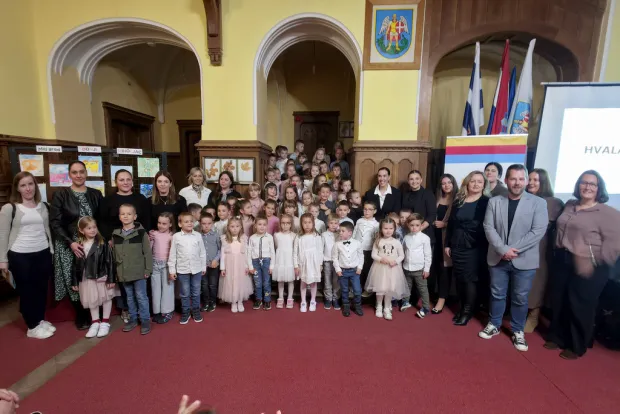 DONJI MIHOLJACDvorac Mailath u Donjem Miholjcu bio je ispunjen posjetiteljima koji su do&scaron;li podržati najmlađe autore na predstavljanju slikovnice "Moj grad &ndash; Donji Miholjac"