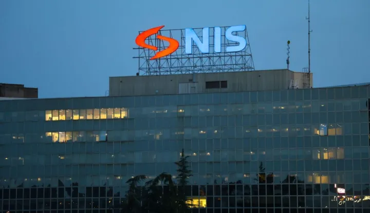 Beograd, 09.01.2026. - Naftna industrija Srbije (NIS) je, nakon "niza sastanaka" od trenutka odobrenja operativne licence, dogovorila isporuku prvih količina sirove nafte za preradu u svojoj rafineriji u Pančevu, doznaje u petak Radio-televizija Srbije u toj kompaniji. Na fotografiji NIS upravna zgrada. foto HINA/ Press centar NIS/ ml