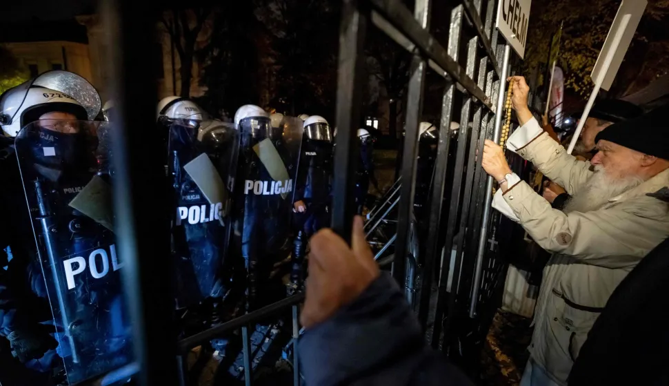 Protesters gather outside the headquarters of the Poland's Constitutional Court in Warsaw after police blocked access to the court building on October 30, 2026 (Photo by Wojtek RADWANSKI/AFP)