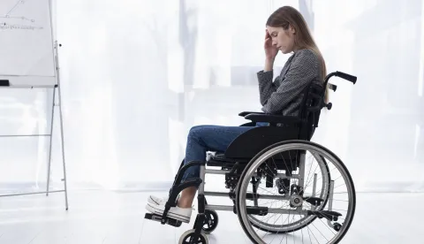 Prekomjerna i nepotrebna vje&scaron;tačenja osoba s invaliditetom, čak i kod dijagnoza kod kojih nema nade u promjenu zdravstvenog stanja, problem su koji desetljećima priti&scaron;će sustav socijalne skrbi i otežava život onima kojima ga je invaliditet već dovoljno otežao Freepikinvaliditet invalid ilustracija invalidska kolica