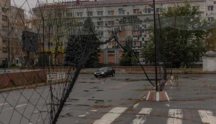 A car drives on a road covered with anti-drone nets during a temporary ceasefire in the southern Kherson region in the city of Kherson, southern Ukraine, on October 30, 2026, amid the Russian invasion of Ukraine. The respite from a fragile ceasefire in Oleshky, a Russian-occupied town in southern Ukraine ravaged by food and medicine shortages, to pave the way for evacuations and humanitarian aid deliveries and due to end on November 1 evening, has also given residents in the major southern Ukrainian city of Kherson relief from daily drone attacks. The truce has held despite unabated attacks elsewhere in Ukraine. (Photo by Roman PILIPEY/AFP)